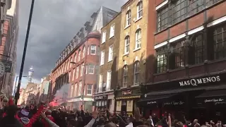 Fans vom 1.FC Köln stürmen die straßen von London