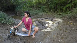 Fishing Techniques | Use a Pump To Suck Water Out Of The Lake - Girl Catching Many Big Fish Lake