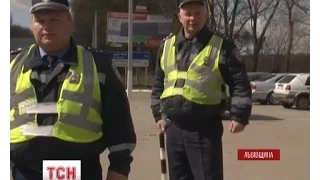 На Львівщині інспектори ДАІ знайшли машину з трупом на задньому сидінні