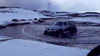 Toyota 4Runner on 44" tires Crossing River