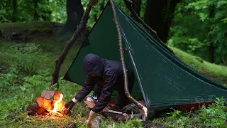 Survival and building shelter in HEAVY RAIN in Foggy forest