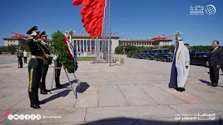 رئيس الدولة يزور النصب التذكاري في بكين
