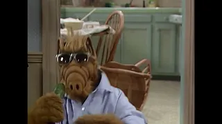 ALF canta "Old time Rock'n'roll"