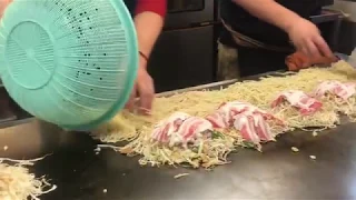 Comida de Rua em Hiroshima Japão - Okonomiyaki / Street Food in Hiroshima Japan