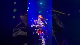 Erickbriancolon besa una fan 🇨🇺 | CNCO live en Anaheim, Califórnia