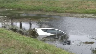Driver escapes sinking car