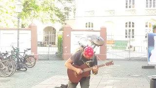 il nous donne un grand spectacle, avec l’un des meilleurs bassistes de guitare de toute l’Europe