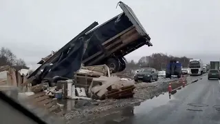 В Воротынском районе Нижегородской области на трассе М-7 с моста упала фура