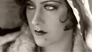 Why Gloria Swanson Had 6 Different Husbands in Her Life
