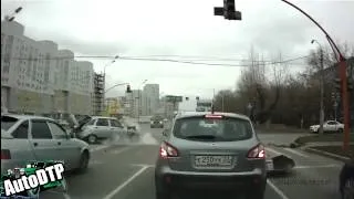 АВТОБУС СНЁС В КРАХ ЛЕГКОВУШКУ