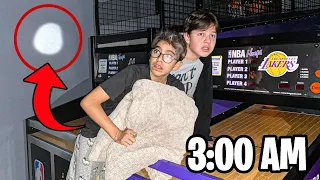 ME QUEDÉ A DORMIR EN UN ARCADE A LAS 3:00 AM *escuchamos ruidos*