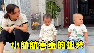 Xiao Xuan's younger sister went into the village to play with the elder brother of the airline. whe