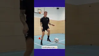 Toni Kroos showed us how to chest control & volley shoot