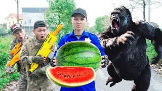 Battle Nerf War: King Monkey & Blue Police Nerf Guns Robbers Group BATTLE WATERMELON