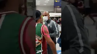 Brasil: Muita confusão com a chegada do time do Fluminense no aeroporto.