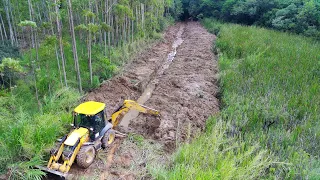 Retroescavadeira JCB4CX abrindo valeta(JCB4CX backhoe digging trench)