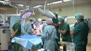 Новосибирские врачи провели операцию по имплантации винтовой конструкции в позвоночник пациента