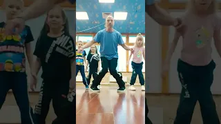 ШАФФЛ ТАНЕЦ. УЧИМ САМОЕ ПРОСТОЕ БАЗОВОЕ ДВИЖЕНИЕ НОГАМИ. #танцы #dance #shuffledance #shorts