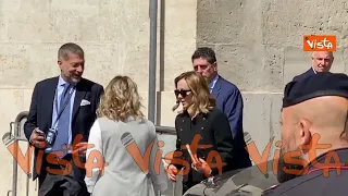 Meloni in tailleur e scarpe nere passa a piazza Chigi e arriva all'evento su Scienza e Stato