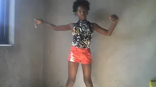 Mini LUD-MI-LLA dancando rainha a favela laila