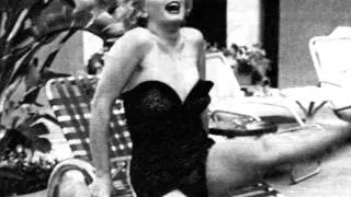 marilyn session swimming pool
