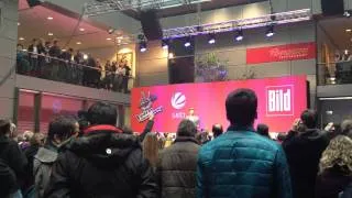 Mic Donet von "THE VOICE OF GERMANY" singt Ain't No Sunshine in der Axel Springer Passage!