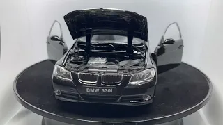 BMW 330i 2005 in black, 1:24 scale diecast car model from Welly, 22465K