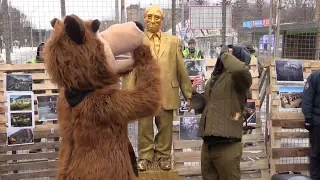 Путін у вушанці та ведмідь з горілкою під посольством Росії у Києві