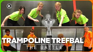 Duiken, springen en de tegenstander raken! | Battle trampoline trefbal | Zappsport