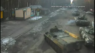 Raw Video | Russian tanks seen entering Ukraine