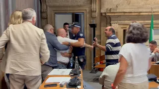 Terni: Follia in consiglio comunale minacce e rissa tra Bandecchi e un consigliere di opposizione