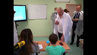 Лукашенко посетил детскую больницу в Минске и пообщался с ребёнком
