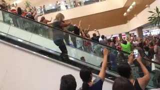 Na escada rolante, manifestantes gritam "Lula livre" dentro de shopping em JP