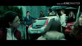 Эдвард спасает Белллу от машины. Сумерки (2008)