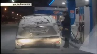 В Сургуте женщина случайно подожгла свой автомобиль на заправке