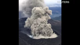 В Японии извергается вулкан