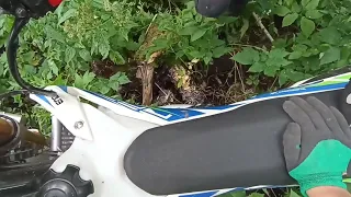 Падение на эндуро, покатушки по лесу после дождя