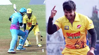 Bold Match Starts Between Mumbai Heroes And Chennai Rhinos