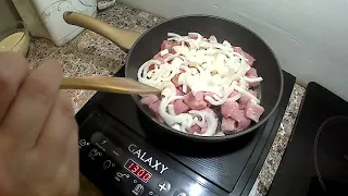 Свинина, тушенная в сметанном соусе с горчицей