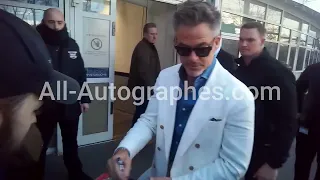 Chris Pine signing autographs in Paris (Part 1)