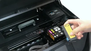 The operation of install compatible ink cartridges of  HP 905 series