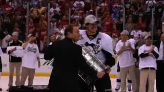 2009 Stanley Cup Final: Crosby Hoists the Cup!