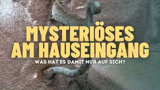 Mysteriöser Vorsprung am Hauseingang