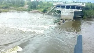 Смыло мост в Чите!!! Дом причалил неподалеку! Нет повода для паники!!!СОВСЕМ НЕТТТ!!!