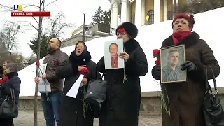 Флешмобом "Я пам'ятаю" в центрі Києва вшанували пам'ять героїв Небесної сотні