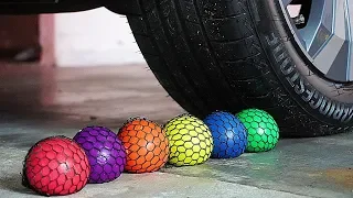 ESMAGANDO COISAS CROCANTES E MACIAS DE CARRO! Experiência: Carro VS Bolinha Anti Stress de Slime