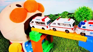 アンパンマン おもちゃ アニメ はたらくくるまのトミカがトミカシステムの坂道を下るよ！ パトカー 救急車 消防車 ごみ収集車 緊急車両 カーズ マックィーン メーター