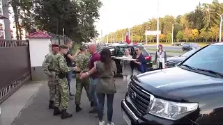 🇧🇾Сегодня утром к проходной войсковой части внутренних войск в Минске приехали граждане, чтобы под