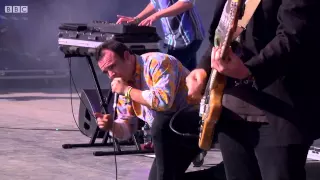 Future Islands - Walking Through That Door - Live, Glastonbury 2015