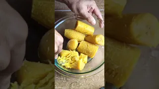 Bolitas de plátano maduro/macho rellenas de queso | Vivir para Comer